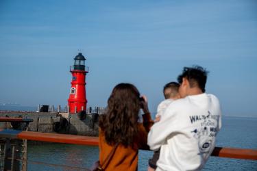 Lighthouse Parenting: Building Resilient Independent Kids